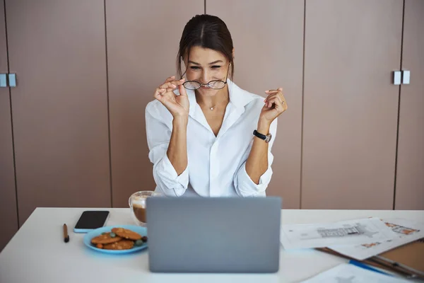 Glada affärskvinna med modern bärbar dator på jobbet — Stockfoto