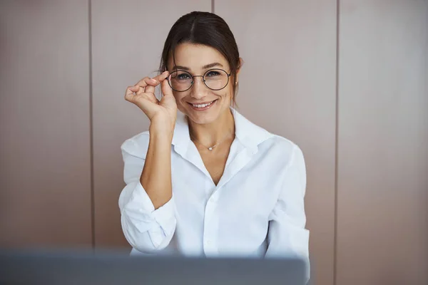Glada affärskvinna i glasögon som arbetar på kontoret — Stockfoto