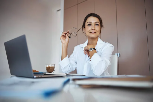 Belle femme d'affaires assise à la table au bureau — Photo