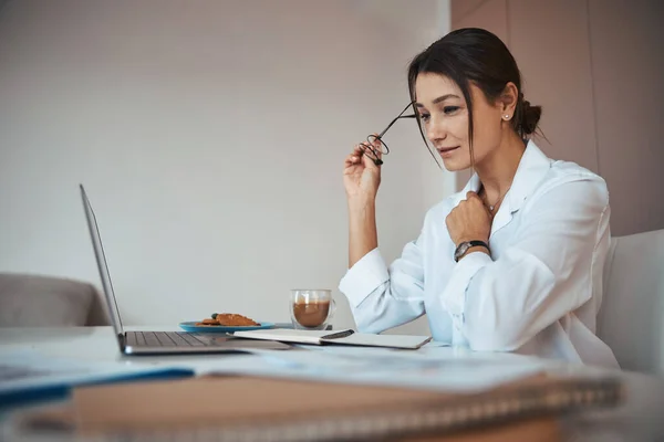 Hermosa mujer de negocios utilizando el ordenador portátil moderno en la oficina —  Fotos de Stock