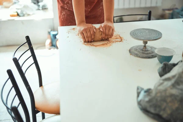 Mains de potier femmes pétrissant de l'argile en atelier de poterie — Photo