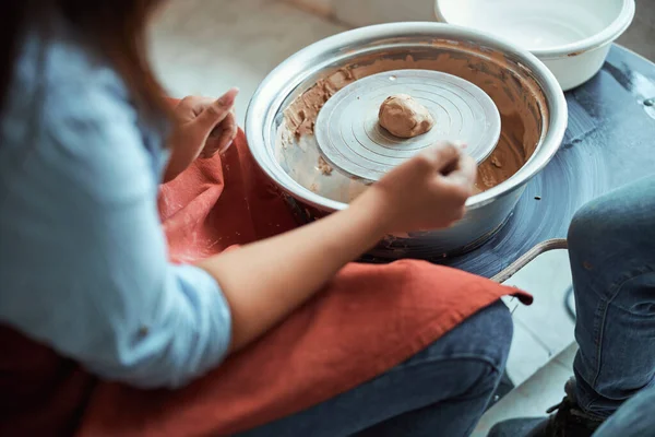 Жіночий гончарні руки роблять кераміку в майстерні — стокове фото