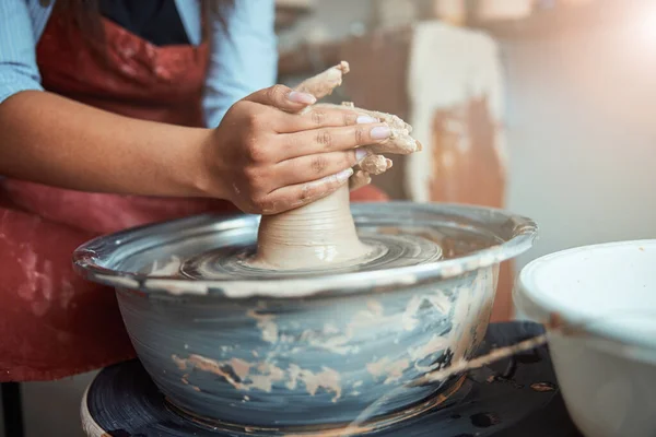 Mains artisanales féminines fabriquant des poteries en atelier — Photo