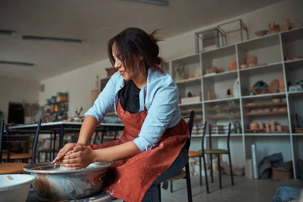 작업장에서 도기를 만드는 여성 도기만드는 모습 — 스톡 사진