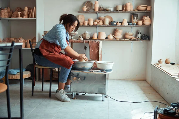 Charmante jeune femme fabriquant des poteries en atelier — Photo