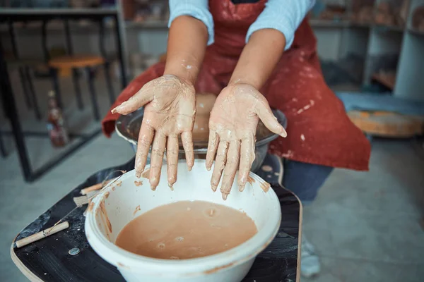Femme potier montrant les mains dans l'argile après avoir fait de la poterie — Photo