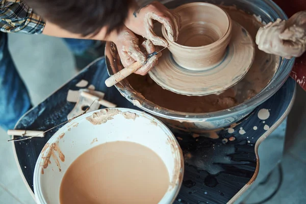 Femmes céramistes mains faisant de la poterie en atelier — Photo