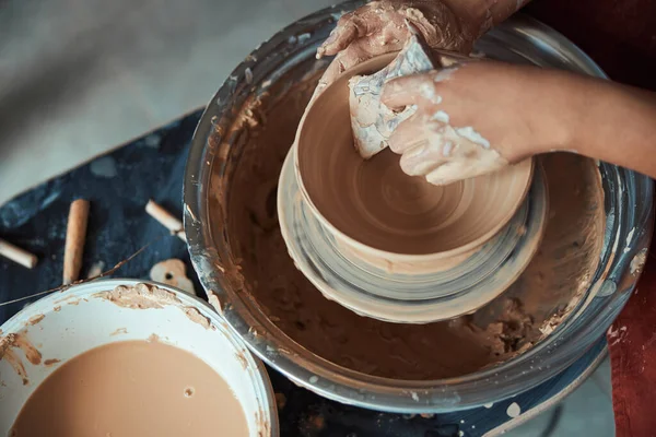 Femme potier mains de polissage poterie en atelier — Photo