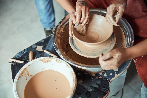 Potier mains polissage bol en argile dans l'atelier — Photo