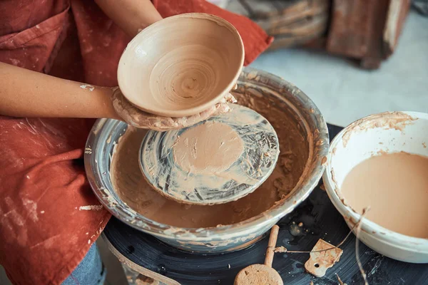 Жіноча кераміка, що тримає чашу з глиняного посуду ручної роботи — стокове фото