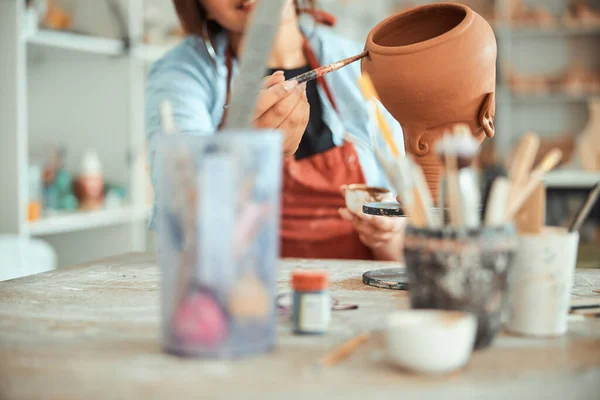 Pintura de alfarero femenino sobre escultura de arcilla en taller de cerámica — Foto de Stock