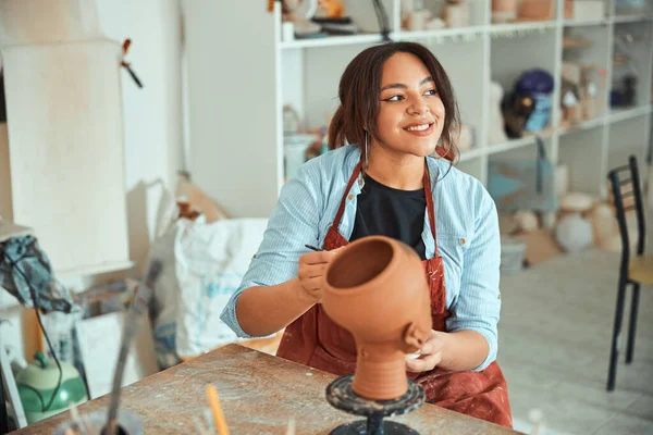 미술 도자기 작업실에서 일하는 쾌활 한 젊은 여자 — 스톡 사진