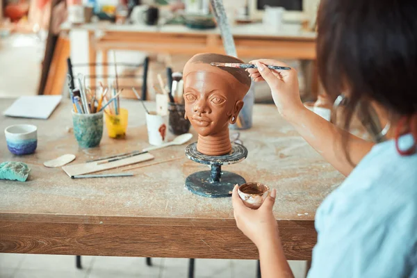 车间粘土雕塑中的女陶瓷画家画 — 图库照片