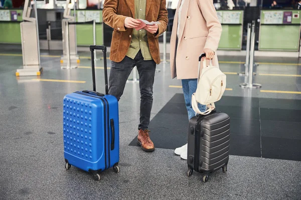 Joven hombre y mujer con maletas de viaje en el aeropuerto —  Fotos de Stock