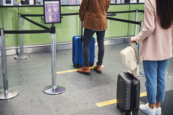 공항에서 줄을 서서 기다리는 남녀 여행자들 — 스톡 사진