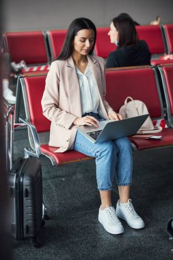 Ayrılış salonunda defter kullanan güzel genç bayan.