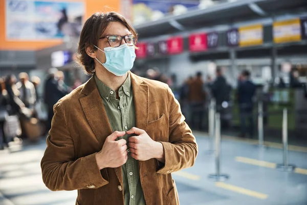 Stílusos férfi orvosi maszk áll a repülőtéren — Stock Fotó