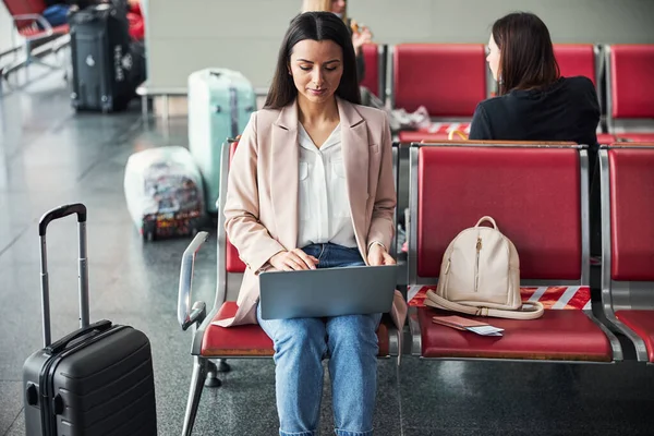 공항 대기실에서 노트북을 사용하는 아름다운 여성 — 스톡 사진