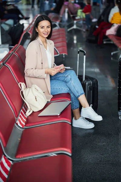 Beautiful young woman waiting for the flight at airport — Stock Photo, Image