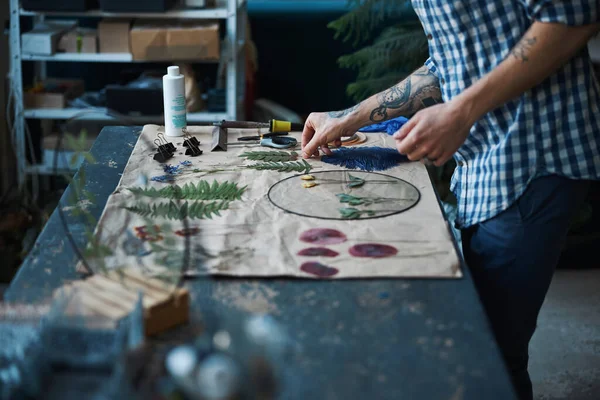 Herbalist masculino em camisa xadrez fazendo herbário em casa — Fotografia de Stock