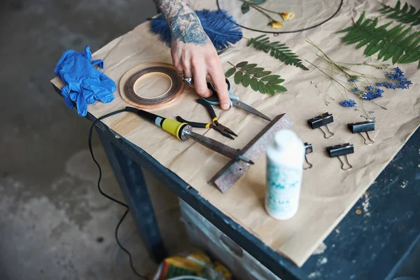 Jongeman hand maken van herbarium in werkplaats — Stockfoto