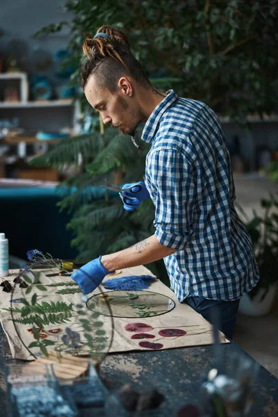 Baard mannelijke kruidendokter maskeren herbarium in werkplaats — Stockfoto