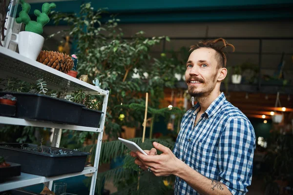 Fröhlicher junger Mann nutzt digitalen Tablet-Computer zu Hause — Stockfoto