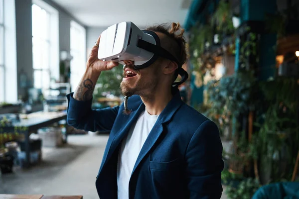 Junger Mann mit Virtual-Reality-Brille — Stockfoto