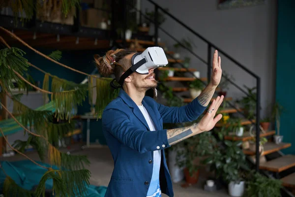 Stilvoller junger Mann mit Virtual-Reality-Brille — Stockfoto