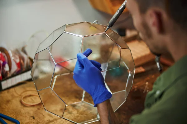 Mannelijke handen in steriele handschoenen maken glazen terrarium — Stockfoto