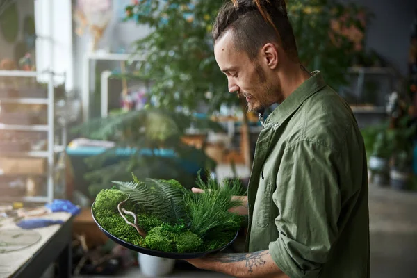 Knappe jongeman met mooie plant arrangement — Stockfoto