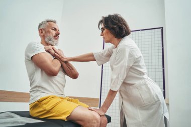 Odaklanmış osteopat hastanın fiziksel uygunluğunu değerlendiriyor