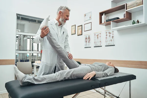 Zkušený fyzioterapeut diagnostikující disk s bederní kýlou — Stock fotografie