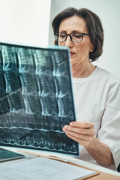 Médico experimentado leyendo resonancias magnéticas de la columna lumbar — Foto de Stock