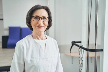 Bir fitness kulübünde duran neşeli çekici bir fizikçi.