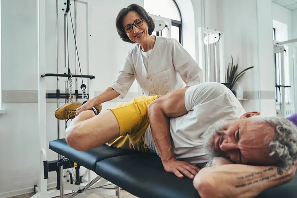 Uomo dai capelli grigi che fa un esercizio di allenamento di forza — Foto Stock