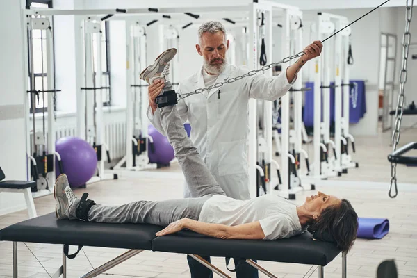 Patient faisant un exercice de musculation à l'aide d'une machine à câble — Photo