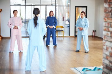 Kadınlar kendilerini iyileştirmek ve meditasyon yapmak için egzersiz yapıyorlar.