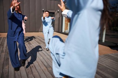 Dövüş sanatları eğitimi alırken kendine daha çok güveniyorsun.