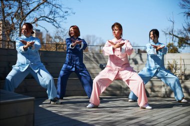 Qigong ağaçların gölgesinde pratik yapıyor.