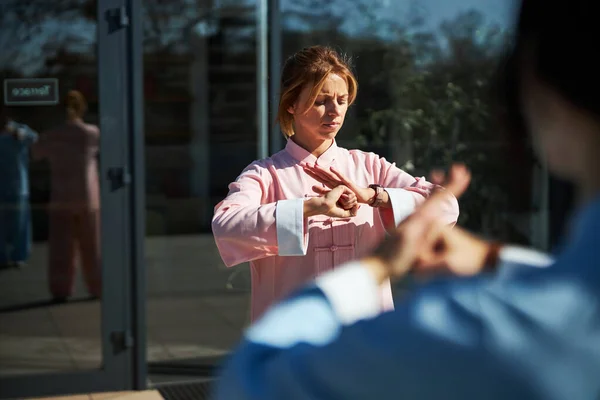 Tai Chi eğitiminde açık hava meditasyonu — Stok fotoğraf