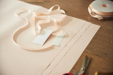 Çiçekçilerin buketleri sarmak için kullandığı makas ve diğer çiçek parçaları.