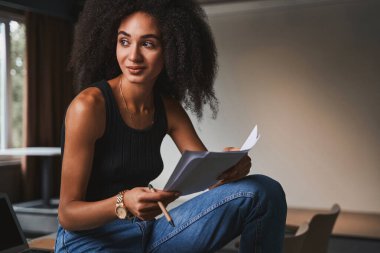 Genç bayan yaratıcı fikirlerini yazıyor.