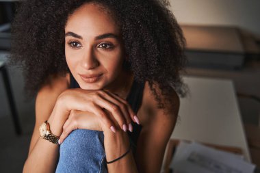 Genç bayan kendini iyi hissediyor ve mutlu görünüyor.