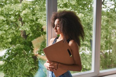 Dosyası olan sakin bir kadın evde tek başına duruyor.