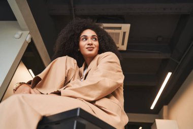 Bu yüksek yerden her şeyi görmek kolay.