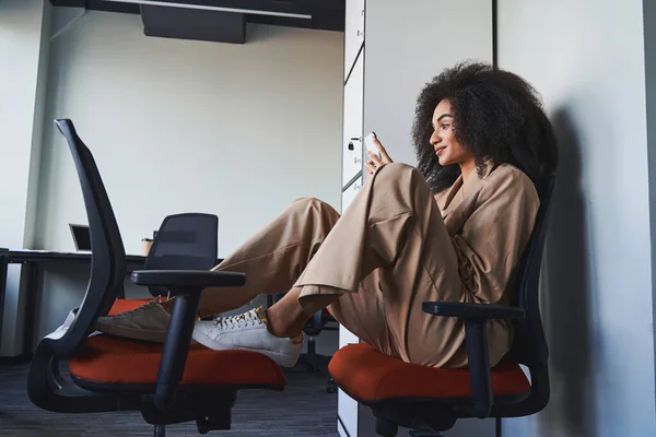 Funcionário de escritório confiante passar tempo online e sorrindo — Fotografia de Stock