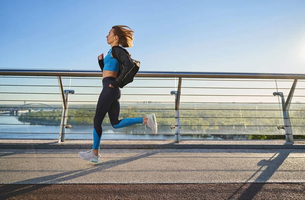 Jovem activa a correr ao ar livre — Fotografia de Stock