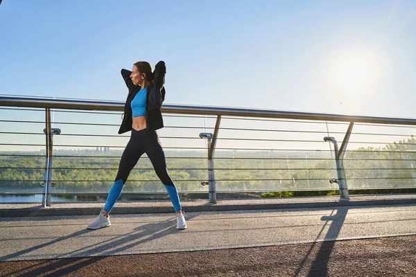 Aktiv ung kvinna som gör fitness i frisk luft — Stockfoto