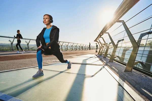 Jovem magro mulher fazendo exercício na ponte urbana — Fotografia de Stock